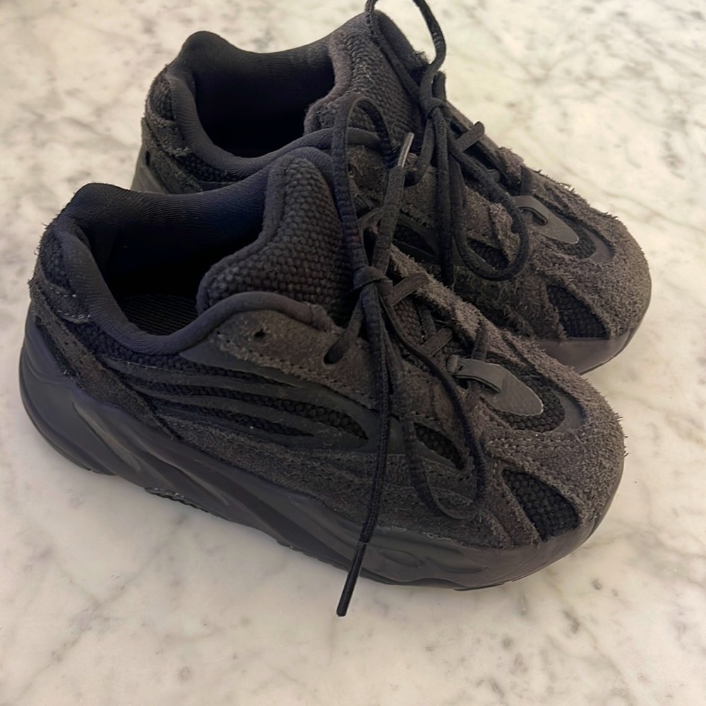Black Yeezy‘s toddlers size 8K slightly worn